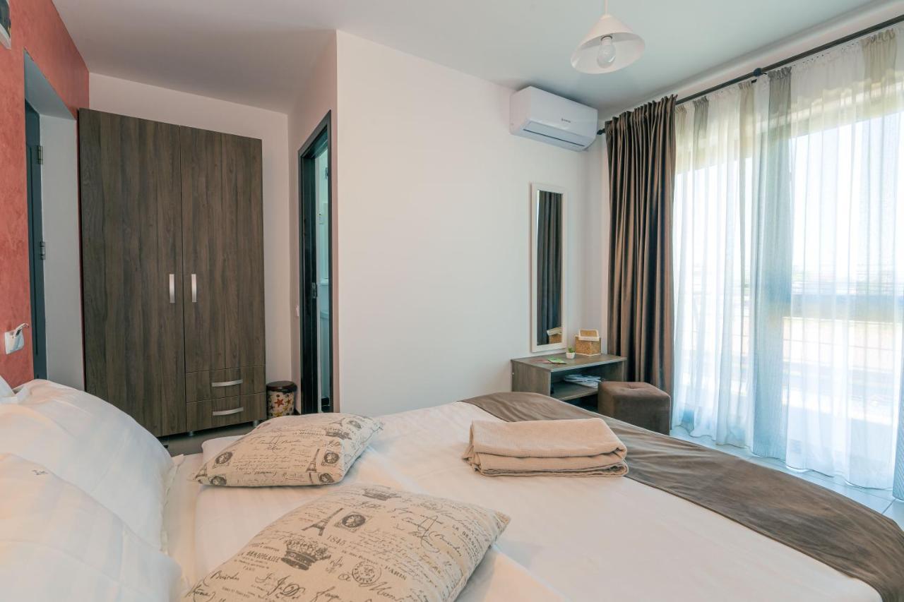 Отель Casa In Culori Вама-Веке Экстерьер фото